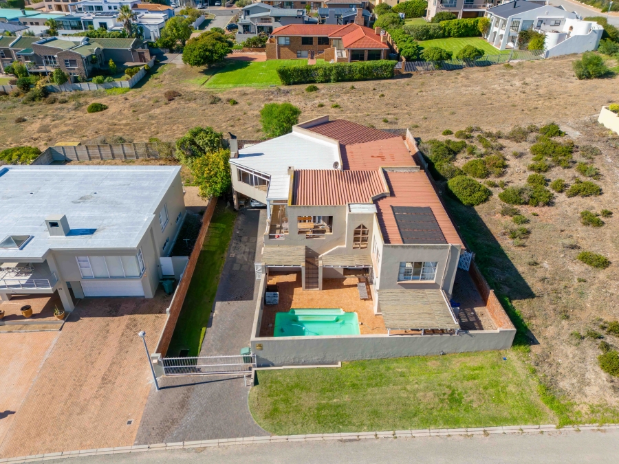 8 Bedroom Property for Sale in Middedorp Western Cape